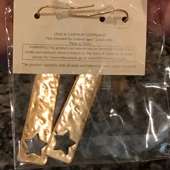 RIAH fashion earrings gold star cut out design and hammered finish.  Jewelry NWT - Picture 2 of 6